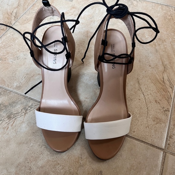 Lace up neutral heels size 8 - Picture 3 of 6